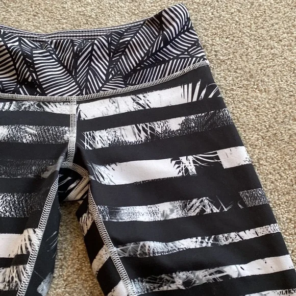 NWOT Lululemon black and white patterned capri leggings. Size 6?? - Picture 3 of 7